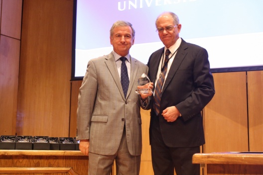 Ministro Felipe Larraín recibe un recuerdo del incio del año académico de manos de Manuel Agosín, decano de la FEN de la Universidad de Chile