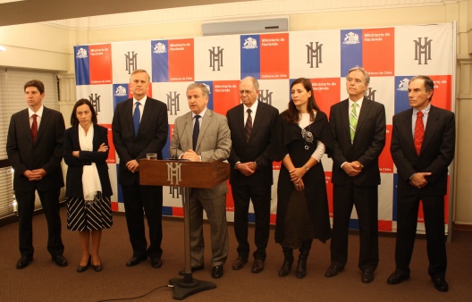 El Ministro de Hacienda, Felipe Larraín junto a los integrantes del nuevo Consejo Asesor Fiscal