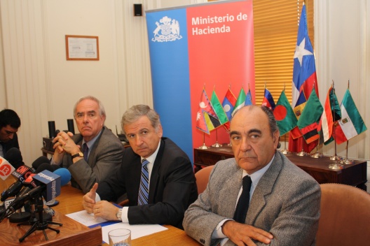 El ministro Felipe Larraín, junto al Subsecretario, Julio Dittborn y al diputado Alberto Cardemil