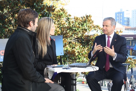 El ministro de Hacienda, Felipe Larraín, conversa con periodistas luego del discurso presidencial del 21 de mayo