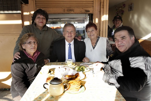 El ministro de Hacienda, Felipe Larraín, comparte un desayuno con locatarios de La Vega Central