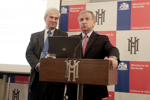 El ministro Larraín, junto al superintendente de la SVS, Fernando Coloma.