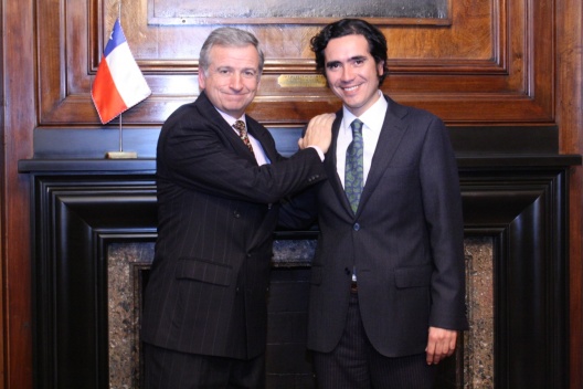 El Ministro de Hacienda, Felipe Larraín, junto al nuevo Embajador de Chile ante la OCDE, Ignacio Briones
