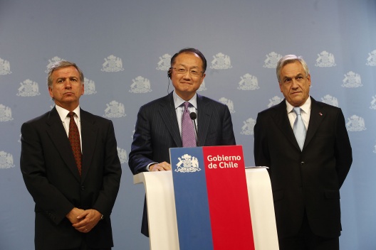 El ministro de Hacienda, Felipe Larraín, junto al Presidente de la República, Sebastián Piñera, en conferencia de prensa junto a Jim Yong Kim, presidente del Banco Mundial 