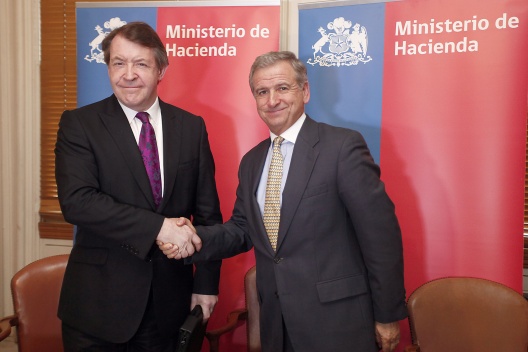 (ARCHIVO) El ministro de Hacienda, Felipe Larraín recibe a Roger Gifford, Lord Mayor of London, para promocionar el Chile Day 2013