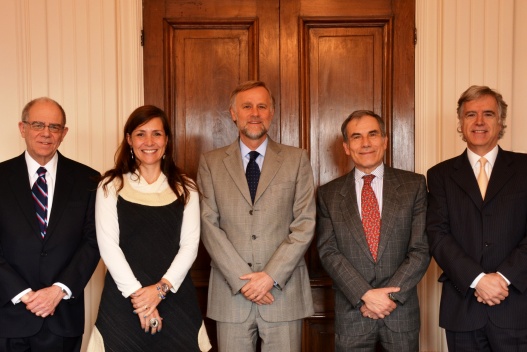 En la imagen el Comité Fiscal Asesor: Manuel Agosin (Vicepresidente), Bernardita Piedrabuena (Consejera), Klaus Schmidt-Hebbel (Presidente), Luis Felipe Lagos (Consejero) y Felipe Morandé (Consejero).