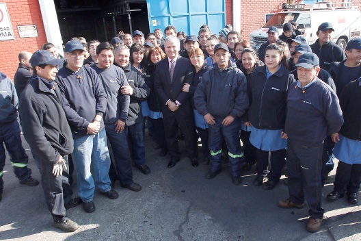El ministro Felipe Larraín comentó las cifras de empleo junto a los trabajadores de la empresa nacional Ilko.