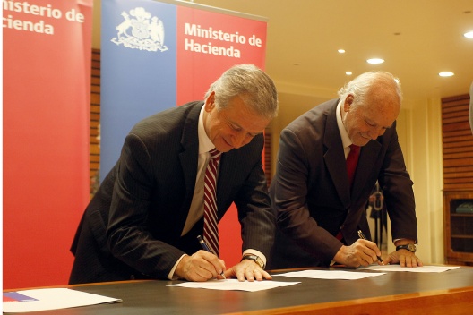 El ministro de Hacienda, Felipe Larraín, y Raúl de la Puente, presidente de la Anef, firman el protocolo de acuerdo