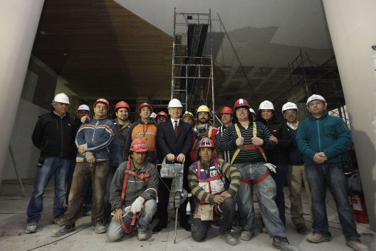 Hoy, el ministro Larraín visitó edificio en construcción para comentar las cifras de empleo