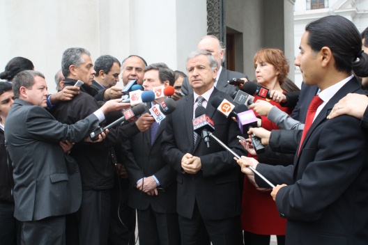 El ministro de Hacienda, Felipe Larraín, junto a la titular (s) de Transportes, Gloria Hutt anunciaron una medida para ahorrar en combustibles para taxis y colectivos