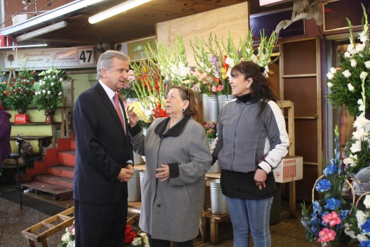 El ministro Larraín junto a floristas de la Pérgola de las Flores
