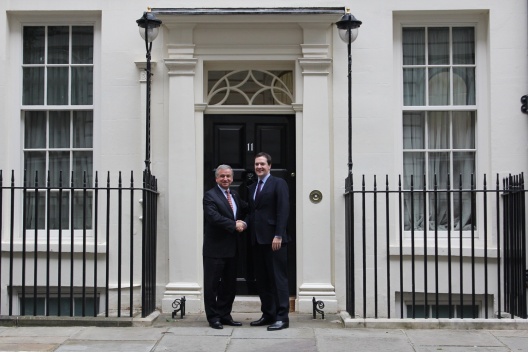Felipe Larraín condecoró con Orden al Mérito Bernardo O’Higgins al ministro de Hacienda de Inglaterra, George Osborne