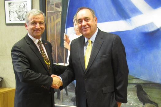 En Edimburgo, el ministro de Hacienda, Felipe Larraín saluda a Alex Salmond, Primer Ministro escocés. 