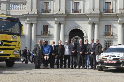 Esta mañana el ministro de Hacienda, Felipe Larraín, acompañado por autoridades y destacados deportistas del mundo motor en la Plaza de la Constitución.