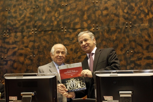 El ministro de Hacienda, Felipe Larraín hace entrega del Estado de la Hacienda Pública 2013 al senador Andrés Zaldivar