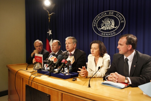 El ministro Larraín, junto al subsecretario de Hacienda, Julio Dittborn y a la Directora de Presupuesto, Rosanna Costa, en conferencia de prensa en el Congreso