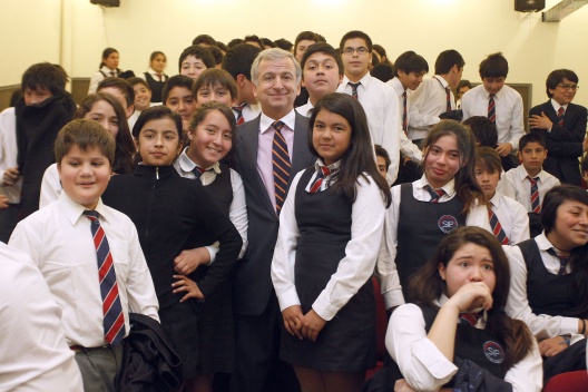 El ministro Larraín junto a alumnos de 7mo y 8vo básico del Liceo Bicentenario Italia