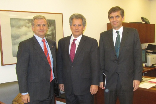 El ministro de Hacienda, Felipe Larraín y el presidente del Banco Central, Rodrigo Vergara, junto a David Lipton, primer subdirector gerente del FMI