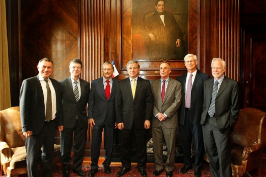 Los economistas invitados junto al ministro de Hacienda, Felipe Larraín, en Teatinos 120.