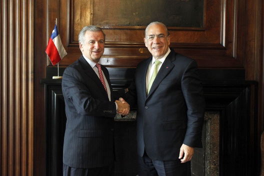 Ministro Felipe Larraín junto al Secretario General de la OCDE, Angel Gurría.