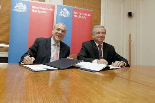 Felipe Larraín, ministro de Hacienda, y Angel Gurría, Secretario General de la OCDE.