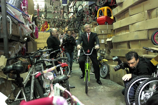 El ministro de Hacienda, Felipe Larraín, comentó esta mañana las cifras de desempleo en la Tienda "El Rey de las Bicicletas"