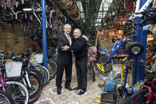 Esta mañana el ministro de Hacienda, Felipe Larraín, visitó la tradicional tienda “El Rey de las Bicicletas”. En la imagen el secretario de Estado recorre el local de San Diego junto a su propietario, Juan Mena.