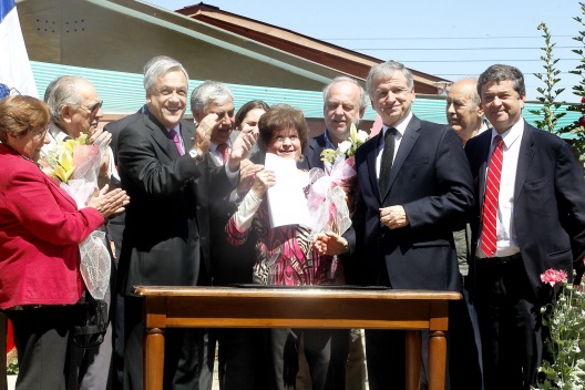 Hoy, el ministro Larraín acompañó al presidente a Curicó y firmaron Proyecto que limita el pago de contribuciones a adultos mayores