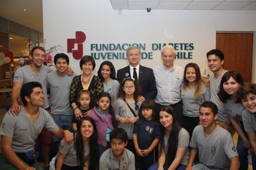 Ministro Felipe Larraín visita la Fundación Diabetes Juvenil de Chile
