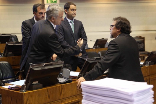 ARCHIVO: El ministro de Hacienda, Felipe Larraín, junto a parlamentarios durante la tramitación del Presupuesto 2014.