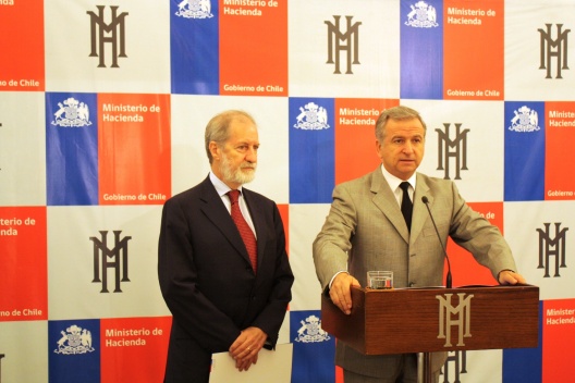 El ministro de Hacienda, Felipe Larraín, junto al presidente del Directorio de Codelco, Gerardo Jofré