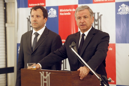 El ministro de Hacienda, Felipe Larraín, junto al economista Pablo García Silva.