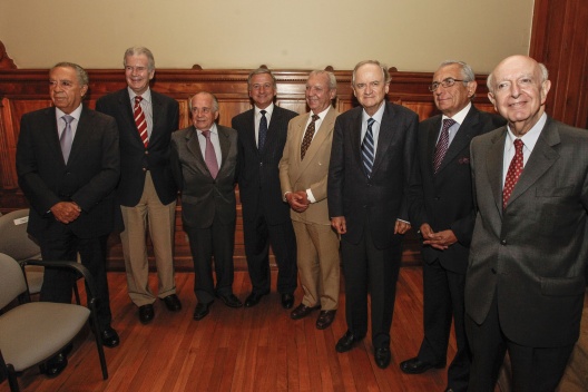 El titular de Hacienda, Felipe Larraín, junto a destacados ex ministro de la Secretaria de Estado.