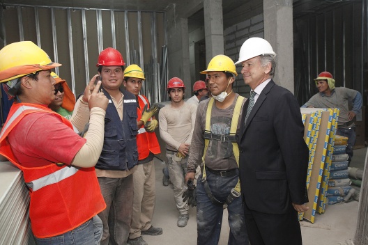 Ministro Felipe Larraín visitó obra en construcción.