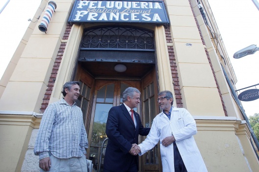 El ministro de Hacienda, Felipe Larraín visita la Peluquería Francesa en el Barrio Yungay