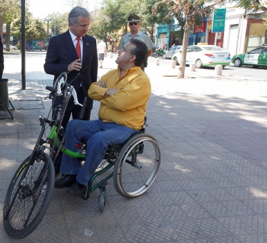 El ministro Larraín en la Plaza Yungay junto a Gustavo Peñafiel, dueño de la Fuente Mardoqueo