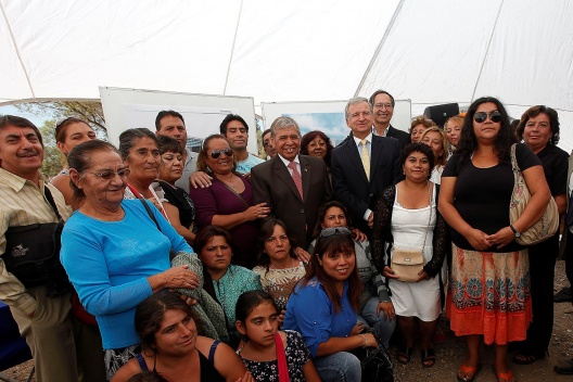 El ministro Felipe Larraín junto a vecinos de Cerro Navia.