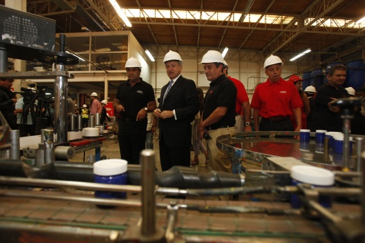 El ministro Larraín recorriendo la planta de Artel