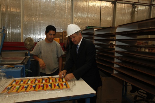 El ministro Larraín conversando con un trabajador de Artel