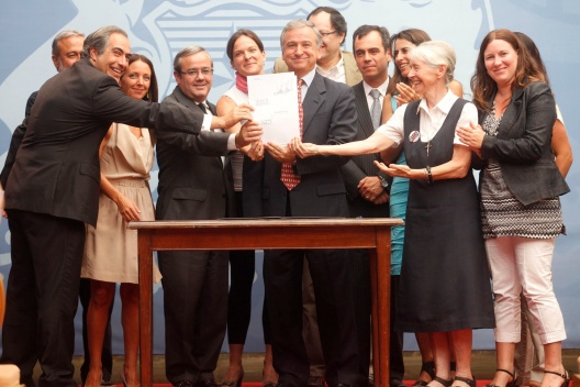 El ministro de Hacienda, Felipe Larraín, junto al ministro de Desarrollo Social, Bruno Baranda firmaron firmaron el proyecto de Ley que crea una Ley Única de Donaciones.