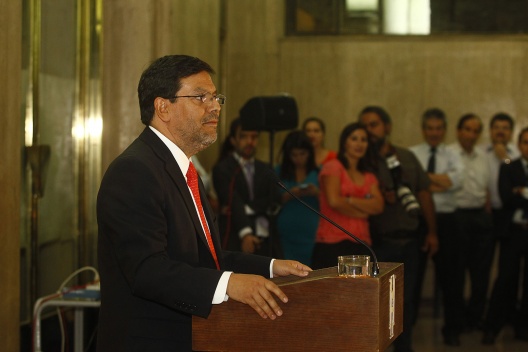 Ministro Alberto Arenas saluda a funcionarios de la cartera