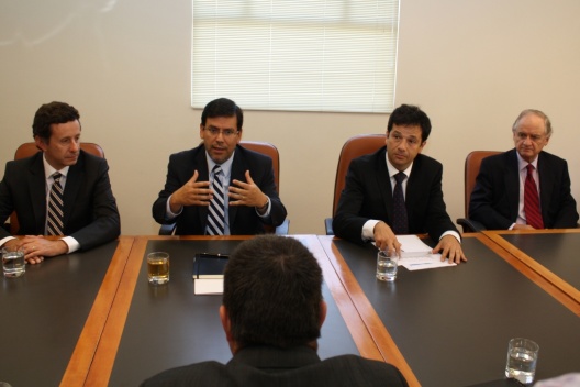 Ministro y subsecretario de Hacienda dialogaron con economistas por Reforma Tributaria