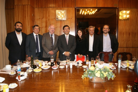 Ministro de Hacienda junto a diputados PC e IC