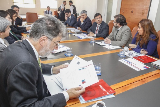 El ministro de Hacienda, Alberto Arenas, en reunión con el Consejo Fiscal Asesor
