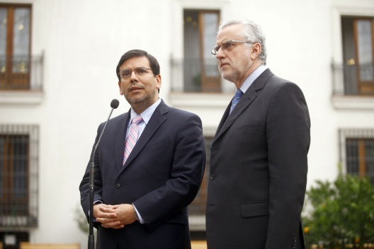 El ministro de Hacienda, Alberto Arenas, junto al ministro de Energía Máximo Pacheco