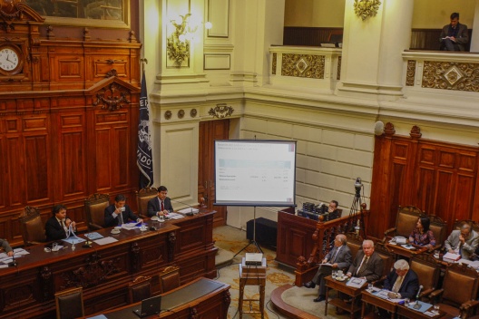 El ministro Alberto Arenas presentando ante la Comisión Mixta de Presupuesto