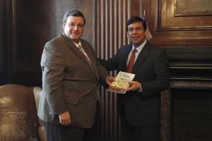 Ministro Alberto Arenas junto a economista Alberto Barreix 