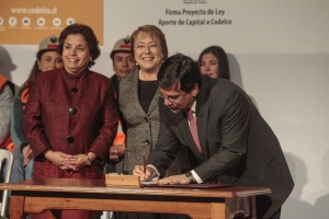 Ministro Alberto Arenas firma proyecto de ley para capitalizar Codelco