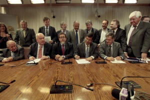 Firma de protocolo de acuerdo con integrantes de la Comisión Mixta