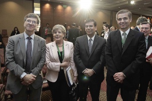 Ministro Arenas junto a secretaria ejecutiva de Cepal, académico Jeffrey Sachs y el presidente del Banco Central, Rodrigo Vergara